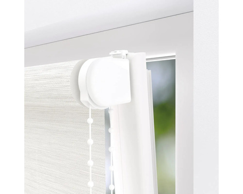 Detaliu al unui stor dublu alb pe o fereastră