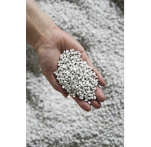 Un pumn de granule de plastic sau perle EPS pentru izolație și umplere.