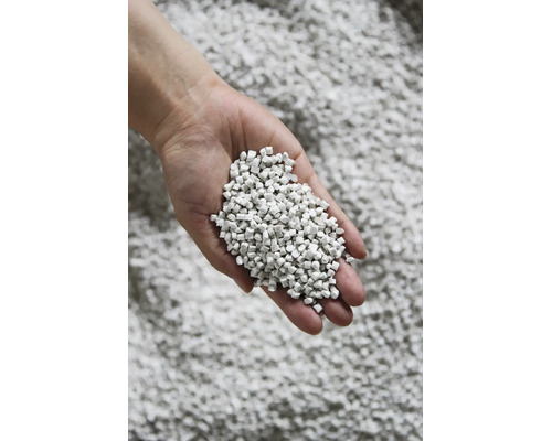 Un pumn de granule de plastic sau perle EPS pentru izolație și umplere.