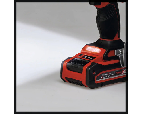 Prim-plan cu o șurubelniță cu acumulator Einhell cu baterie de 4.0Ah 18V.