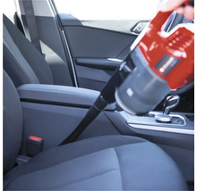 Aspirator portabil utilizat pentru curățarea interiorului unei mașini