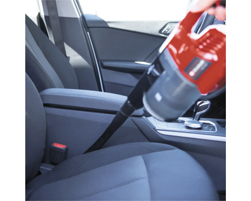 Aspirator portabil utilizat pentru curățarea interiorului unei mașini