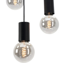 Prim-plan cu o lampă suspendată cu becuri