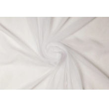 Vizualizare detaliată a materialului decorativ alb