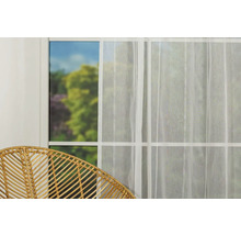 Scenă cu fereastră, perdea și scaun de răchită