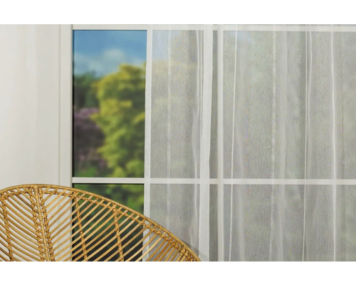 Scenă cu fereastră, perdea și scaun de răchită