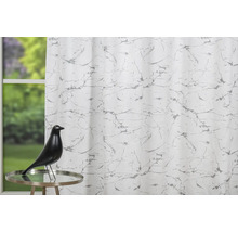 Șaluri decorative cu model de marmură în fața ferestrei și a mesei