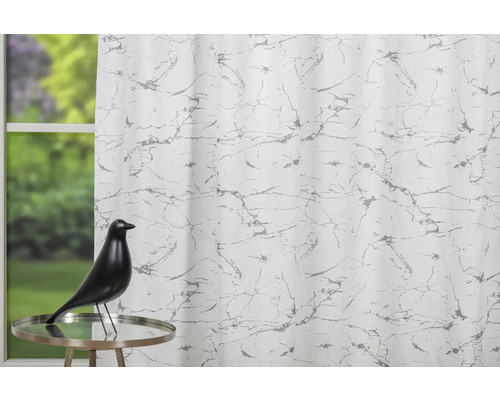 Șaluri decorative cu model de marmură în fața ferestrei și a mesei