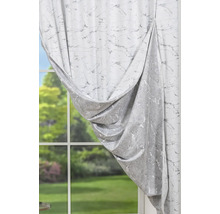 Perdea decorativă cu model de marmură în fața unei ferestre