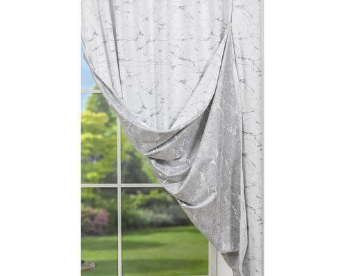 Perdea decorativă cu model de marmură în fața unei ferestre