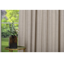 Cortină decorativă lângă o fereastră cu lumină naturală