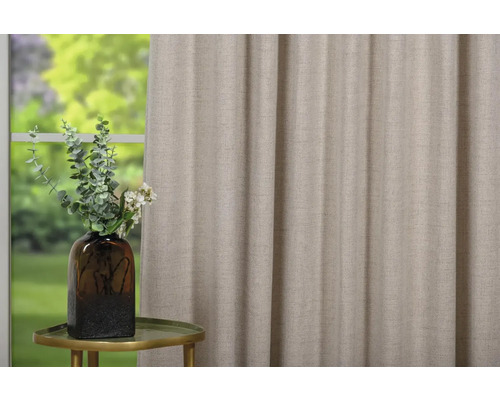 Cortină decorativă lângă o fereastră cu lumină naturală