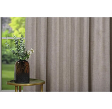 Perdea decorativă lângă o masă cu vază și flori