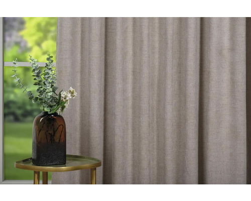 Perdea decorativă lângă o masă cu vază și flori