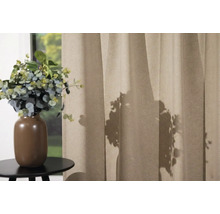 Interior decorativ cu perdele și o vază de flori pe o măsuță laterală