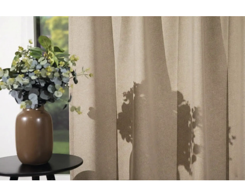 Interior decorativ cu perdele și o vază de flori pe o măsuță laterală