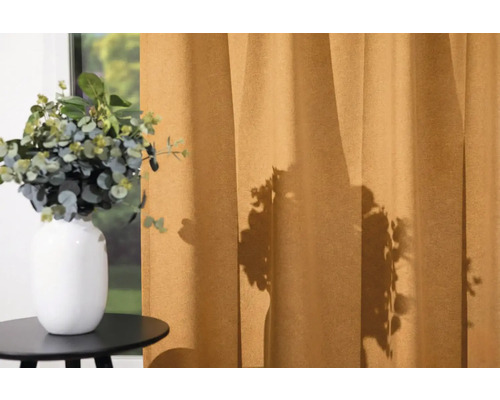 Scenă decorativă cu perdea, masă și vază cu flori în interior