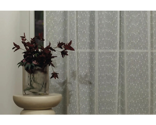 Șaluri decorative din voal cu model în fața unei ferestre