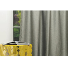 Cortină gri lângă o fereastră cu o carte pe o masă