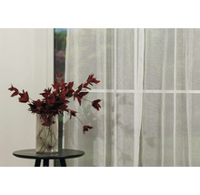 Șaluri decorative cu model în dungi în fața unei ferestre