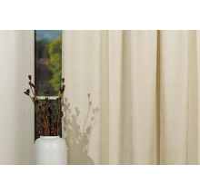 Șaluri decorative în fața unei ferestre cu vază și decorațiuni