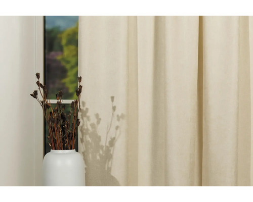 Șaluri decorative în fața unei ferestre cu vază și decorațiuni