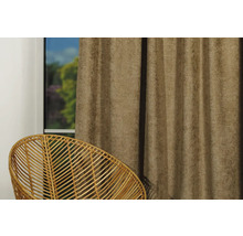 Cortină decorativă maro lângă o fereastră și un scaun