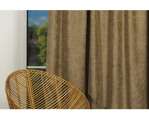 Cortină decorativă maro lângă o fereastră și un scaun