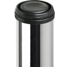 Prim-plan al unui suport cu opritor negru și tub argintiu