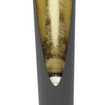 Prim-plan cu o lampă de perete cu suprafață interioară aurie