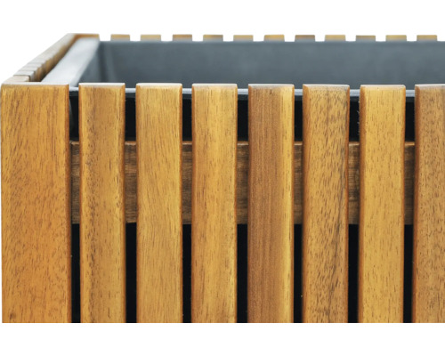 Imagine detaliată cu un jardiniere din lamele de lemn