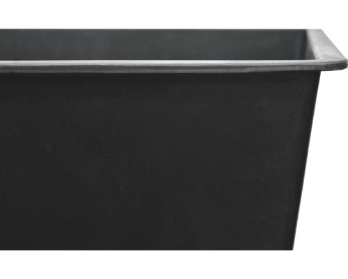 Prim-plan al unei căzi de mortar negre din plastic.