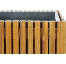 Prim-plan cu o jardinieră din șipci de lemn