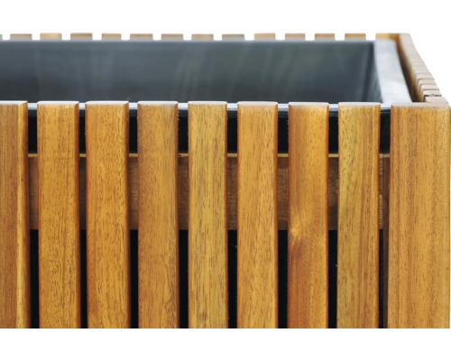 Prim-plan cu o jardinieră din șipci de lemn