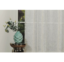 Aranjament decorativ cu perdea, vază și flori pe o măsuță laterală