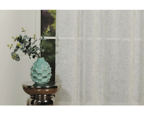 Aranjament decorativ cu perdea, vază și flori pe o măsuță laterală