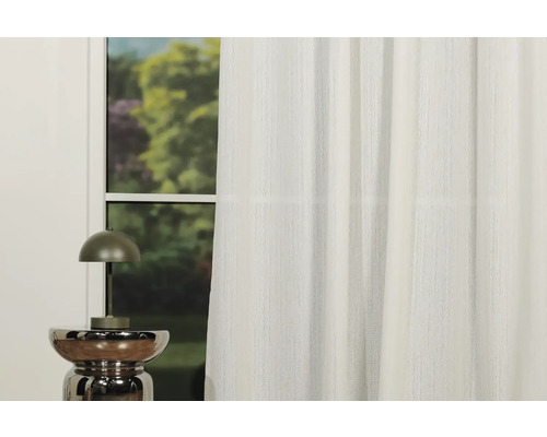 Perdea în fața unei ferestre