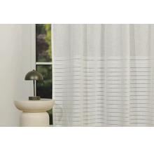 Fereastră decorativă cu perdea și lampă pe o măsuță laterală