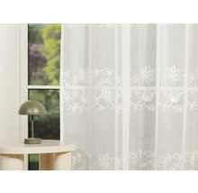 Cortină cu model floral la fereastră