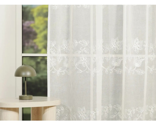 Cortină cu model floral la fereastră