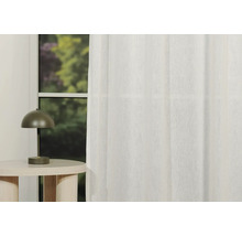 Scenă cu o perdea albă, o masă și o lampă în fața unei ferestre