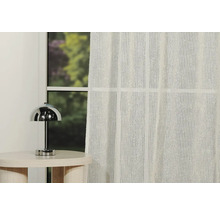 Cortină decorativă, transparentă pentru fereastră, lângă lampă de masă pe o măsuță laterală