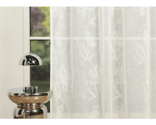 Decoratiune fereastră cu model floral și lampă