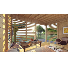 Interiorul unei case din lemn cu tavan cu grinzi din lemn, jaluzele orizontale din lemn și mobilier