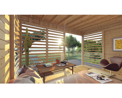 Interiorul unei case din lemn cu tavan cu grinzi din lemn, jaluzele orizontale din lemn și mobilier