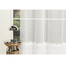 Șaluri decorative în fața ferestrei cu model de frunze și lampă pe măsuța laterală