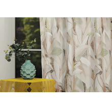 Perdea decorativă cu model floral lângă o masă cu vază și plante