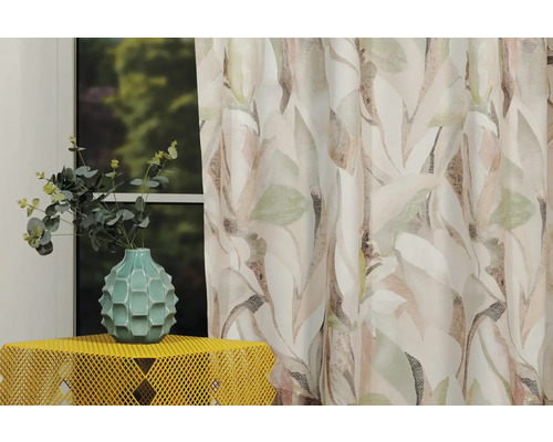 Perdea decorativă cu model floral lângă o masă cu vază și plante