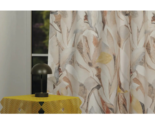 Material decorativ cu model floral lângă o masă cu o lampă