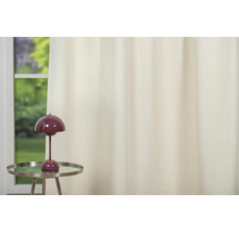 Cameră decorativă cu lampă de masă pe o măsuță laterală și perdea în fața ferestrei